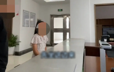 Bé gái 10 tuổi đến đồn cảnh sát 'tự thú' vì trộm tiền của bố mẹ - Ảnh 1. Zhang được bố dẫn đến đồn cảnh sát để "tự thú".