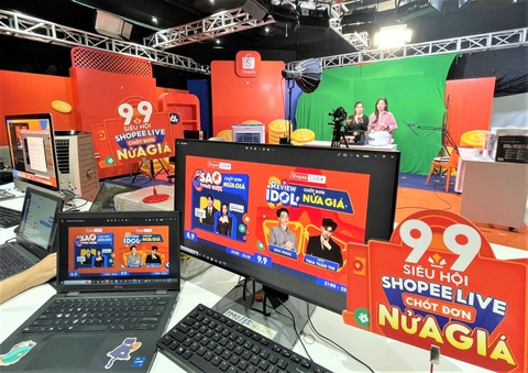 Studio livestream của Shopee hiện đã phủ đầy sắc cam và đang trong quá trình hoàn thiện, kiểm tra đường truyền ổn định để đón chào các nghệ sĩ và KOL Studio livestream của Shopee hiện đã phủ đầy sắc cam và đang trong quá trình hoàn thiện, kiểm tra đường truyền ổn định để đón chào các nghệ sĩ và KOL
