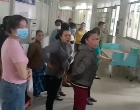 Êkíp bác sĩ bị tố tắc trách khiến bé 2 tuổi tử vong - Ảnh 1. Người nhà tố ê kíp bác sĩ ca trực Trung tâm Y tế TP Vĩnh Long tắc trách khiến bé trai 2 tuổi tử vong - Ảnh: Cắt từ video
