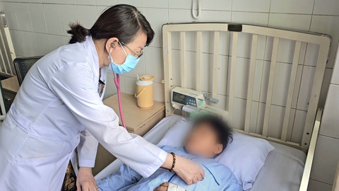 Trẻ em vẫn có thể bị viêm tụy cấp - Ảnh 1. Bé T. được các bác sĩ thăm khám sau điều trị viêm tụy cấp - Ảnh: T.L