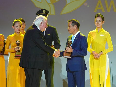 Vietnam Airlines nhận bốn giải thưởng từ World Travel Awards - Ảnh 2. Ông Đặng Anh Tuấn - phó tổng giám đốc Vietnam Airlines - nhận giải thưởng từ Tổ chức World Travel Awards - Ảnh: VNA