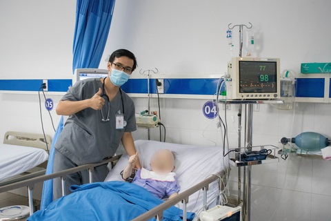 Cứu thành công bệnh nhân suy tuyến yên bẩm sinh bị viêm phổi nặng, suy hô hấp cấp - Ảnh 1. BS Dương Bảo Thạnh -bác sĩ điều trị chính và bệnh nhân T.T.H.T