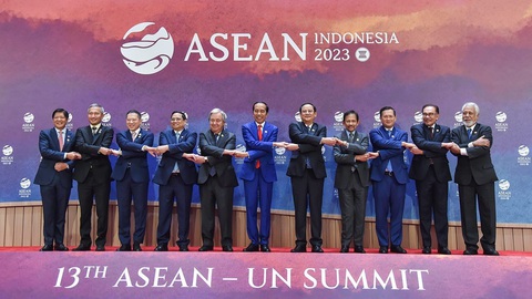 ASEAN và các đối tác hướng đến hợp tác vì hòa bình, ổn định và phát triển thịnh vượng - Ảnh 2. Tổng thư ký Liên Hiệp Quốc Antonio Guterres (thứ 5 từ trái qua) hoan nghênh vai trò hội tụ và cầu nối của ASEAN - Ảnh: TUẤN ANH