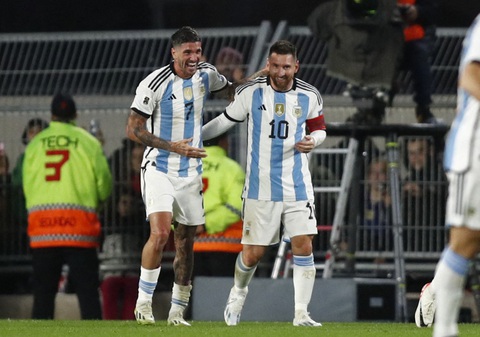 Messi đá phạt ghi bàn giúp Argentina đánh bại Ecuador - Ảnh 1. Messi (phải) ghi bàn giúp Argentina đánh bại Ecuador - Ảnh: REUTERS