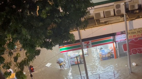 Mưa kỷ lục ở Hong Kong, Thâm Quyến do bão Haikui gây ra ra sao? - Ảnh 2. Một khu phố ngập nước ở Hong Kong ngày 8-9 - Ảnh: REUTERS