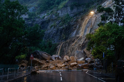 Một con đường bị chặn do đá lở ở Hong Kong ngày 8-9 - Ảnh: REUTERS Một con đường bị chặn do đá lở ở Hong Kong ngày 8-9 - Ảnh: REUTERS