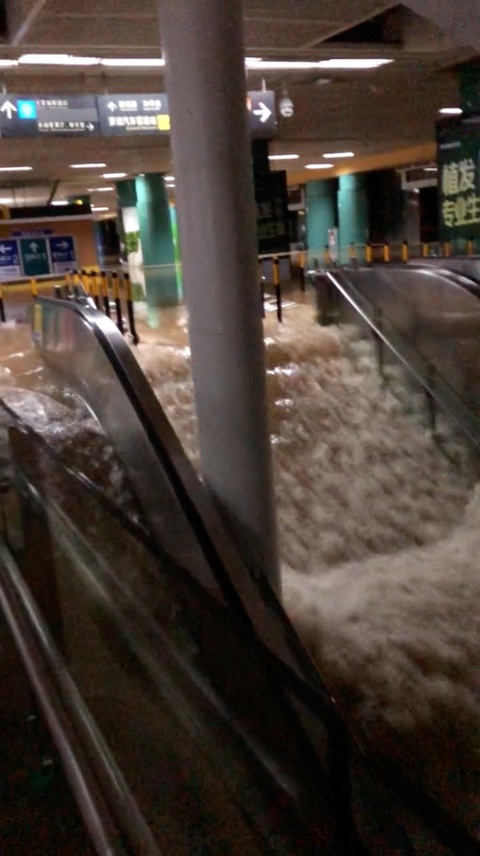 Mưa kỷ lục ở Hong Kong, Thâm Quyến do bão Haikui gây ra ra sao? - Ảnh 7. Nước mưa tràn vào tầng B1 của nhà ga đường sắt Luohu ở quận Luohu, Thâm Quyến, Trung Quốc ngày 8-9 - Ảnh: REUTERS
