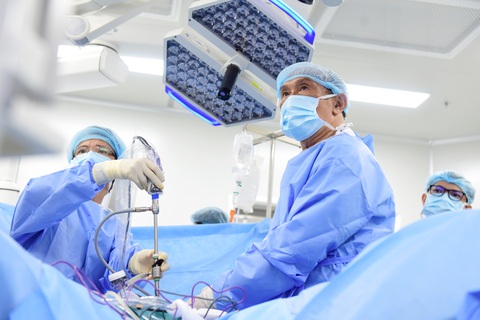 Vì sao Việt Nam nằm trong ‘vành đai sỏi’ của thế giới? - Ảnh 5. Xuyên suốt quá trình mổ thị phạm, các chuyên gia đặt câu hỏi liên tục, phẫu thuật viên được gắn micro trong áo và chia sẻ kinh nghiệm trực tiếp về hội trường - Ảnh: DUYÊN PHAN