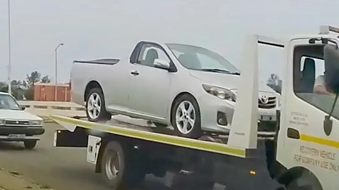 Toyota Corolla bán tải xuất hiện và chân tướng phía sau - Ảnh 1. Mẫu bán tải Corolla xuất hiện tại Nam Phi - Ảnh: Cars.co.za