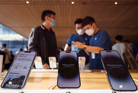 Hãng công nghệ Apple đang trở thành tâm điểm mới trong căng thẳng thương mại Mỹ - Trung - Ảnh: REUTERS Hãng công nghệ Apple đang trở thành tâm điểm mới trong căng thẳng thương mại Mỹ - Trung - Ảnh: REUTERS