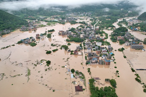 Bão Haikui gây mưa lớn chưa từng có, trường học và ga tàu điện ở miền nam Trung Quốc đóng cửa - Ảnh 1. Bão Haikui đã đổ bộ vào tỉnh Phúc Kiến vào hôm 5-9, sau đó tiếp tục di chuyển về phía tây đến tỉnh Quảng Đông và suy yếu thành áp thấp nhiệt đới. Trong ảnh là cảnh ngập lụt ở thành phố Phúc Châu, tỉnh Phúc Kiến hôm 5-9 - Ảnh: REUTERS