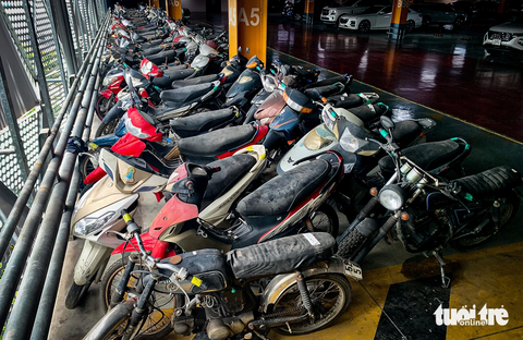 Cách nào xử lý hàng trăm xe máy bị ‘bỏ quên’ ở sân bay Tân Sơn Nhất? - Ảnh 3. Hàng trăm xe máy "vô chủ" đã chiếm dụng nhiều không gian của nhà để xe sân bay Tân Sơn Nhất