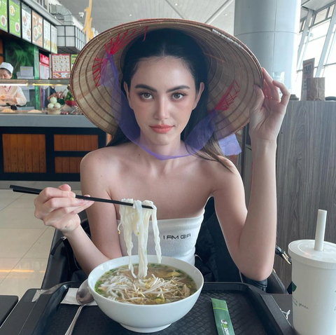Mỹ nhân nổi tiếng Thái Lan Mai Davika đội nón lá, ăn phở Việt - Ảnh 1. Mai Davika bên hai nét đặc trưng của Việt Nam là phở và nón lá khiến người hâm mộ Việt không khỏi tự hào - Ảnh: Instagram Mai Davika