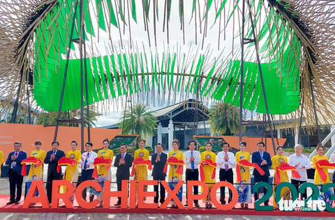 Kiến trúc Việt Nam cần kế thừa, phát huy giá trị truyền thống, ứng dụng khoa học công nghệ, hiệu quả - Ảnh 1. Ông Nguyễn Thanh Nghị - bộ trưởng Bộ Xây dựng (thứ 9 từ trái qua) - cùng lãnh đạo địa phương và các đơn vị liên quan cắt băng khai mạc triển lãm hơn 100 đồ án công trình kiến trúc - quy hoạch được giải thưởng quốc gia và quốc tế ở Phú Quốc - Ảnh: CHÍ CÔNG