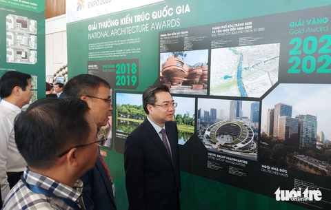 Kiến trúc Việt Nam cần kế thừa, phát huy giá trị truyền thống, ứng dụng khoa học công nghệ, hiệu quả - Ảnh 2. Ông Nguyễn Thanh Nghị (bìa phải) cùng lãnh đạo địa phương tham quan đồ án công trình kiến trúc và quy hoạch được giải thưởng quốc gia và quốc tế - Ảnh: CHÍ CÔNG
