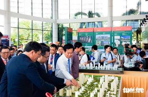 Kiến trúc Việt Nam cần kế thừa, phát huy giá trị truyền thống, ứng dụng khoa học công nghệ, hiệu quả - Ảnh 3. Ông Đỗ Thanh Bình (áo trắng) - bí thư Tỉnh ủy Kiên Giang - tham quan mô hình Trung tâm hành chính của các bộ, ngành ở Hà Hội - Ảnh: CHÍ CÔNG