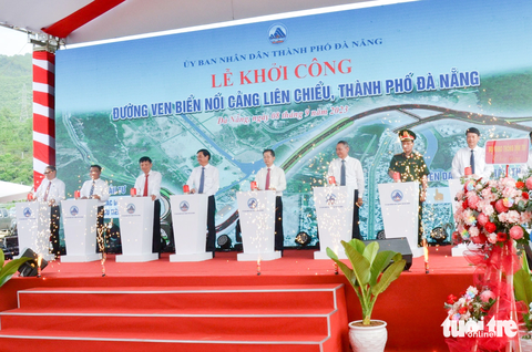 Khởi công đường 1.200 tỉ nối cảng Liên Chiểu - Ảnh 1. Các lãnh đạo TP Đà Nẵng ấn nút khởi công dự án đường ven biển nối cảng Liên Chiểu sáng 8-9 - Ảnh: Q.Đ.