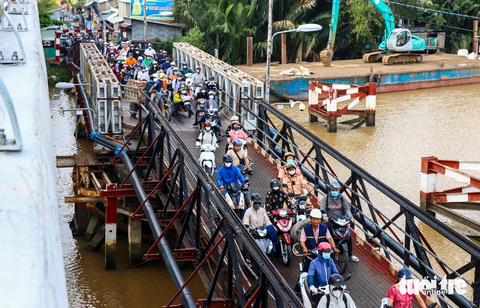 Chính thức thông xe cầu Long Kiểng sau 22 năm chờ đợi - Ảnh 4. Cầu Long Kiểng cũ (cầu sắt) có chiều rộng hẹp, đã xuống cấp theo thời gian - Ảnh: CHÂU TUẤN