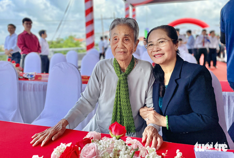 Chính thức thông xe cầu Long Kiểng sau 22 năm chờ đợi - Ảnh 5. Bà Nguyễn Thị Lệ - phó bí thư Thành ủy, chủ tịch Hội đồng nhân dân TP.HCM - hỏi thăm và tặng hoa cho cụ bà Lâm Thị Nga - Ảnh: CHÂU TUẤN