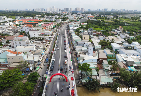 Chính thức thông xe cầu Long Kiểng sau 22 năm chờ đợi - Ảnh 7. Cầu Long Kiểng mới sẽ giúp thay đổi bộ mặt đô thị tại khu vực này, giúp giao thông đi lại thuận lợi. Nhiều người dân bày tỏ sự phấn khởi khi sắp thoát khỏi cảnh chen chúc qua cầu sắt Long Kiểng cũ đã xuống cấp - Ảnh: THU DUNG