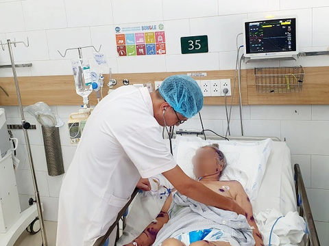Bác sĩ của Trung tâm Chống độc đang thăm khám cho bệnh nhân bị ong đốt - Ảnh: BVCC Bác sĩ của Trung tâm Chống độc đang thăm khám cho bệnh nhân bị ong đốt - Ảnh: BVCC