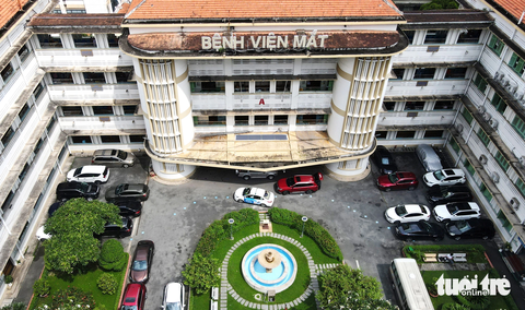 BỆNH VIỆN MẮT - Ảnh 12. Trong kỷ yếu 45 năm hình thành và phát triển của của bệnh viện có ghi: "Tọa lạc ngay giữa lòng trung tâm của TP.HCM, có một bệnh viện mang nét kiến trúc xưa cổ độc đáo kiểu Pháp với diện tích khuôn viên rộng 15.020m2. Đó là Bệnh viện Mắt TP.HCM"