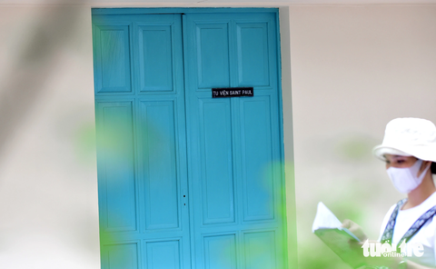 BỆNH VIỆN MẮT - Ảnh 9. Dấu tích xưa cũ vẫn còn lại với thời gian. Trong khuôn viên của bệnh viện vẫn dành riêng một dãy nhà ở cho các sơ dòng thánh Phaolô ở. Các sơ này cũng thi tuyển làm công việc điều dưỡng trong bệnh viện