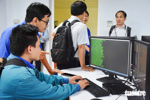 Sinh viên Trường Đại học Nha Trang trải nghiệm các phần mềm bảo vệ không gian mạng - Ảnh: TRẦN HOÀI Sinh viên Trường đại học Nha Trang trải nghiệm các phần mềm bảo vệ không gian mạng - Ảnh: TRẦN HOÀI