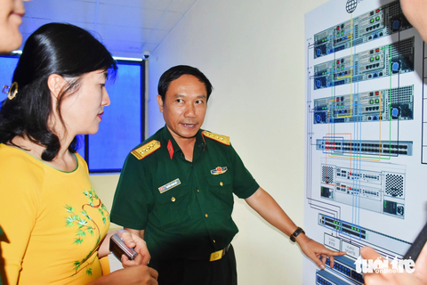 Các chuyên gia trong lĩnh vực an ninh mạng trao đổi về sơ đồ máy chủ của phòng thực hành - Ảnh: TRẦN HOÀI Các chuyên gia trong lĩnh vực an ninh mạng trao đổi về sơ đồ máy chủ của phòng thực hành - Ảnh: TRẦN HOÀI