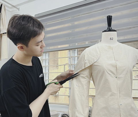 Nhà thiết kế Phan Đăng Hoàng thực hiện các thiết kế giới thiệu ở Ý trong thời gian tới - Ảnh: NVCC Nhà thiết kế Phan Đăng Hoàng thực hiện các thiết kế giới thiệu ở Ý trong thời gian tới - Ảnh: NVCC