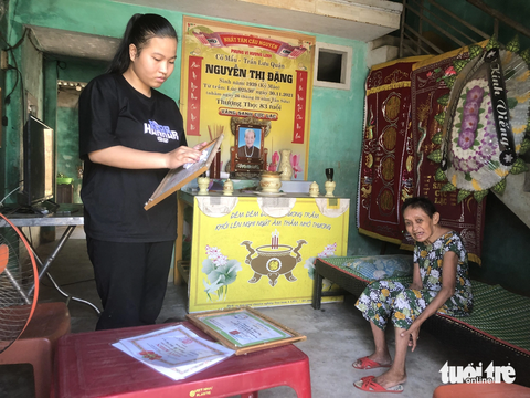 Dù cuộc sống nghèo khó, nhưng Vân luôn đạt thành tích cao trong học tập - Ảnh: ĐOÀN CƯỜNG Dù cuộc sống nghèo khó nhưng Vân luôn đạt thành tích cao trong học tập - Ảnh: ĐOÀN CƯỜNG