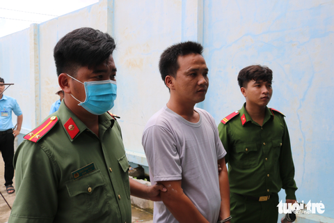 Khởi tố 4 học viên cơ sở cai nghiện chống người thi hành công vụ - Ảnh 1. Cơ quan cảnh sát điều tra Công an huyện Châu Thành thi hành lệnh bắt đối với Nguyễn Hoàng Nam - Ảnh: PHẠM HƠN