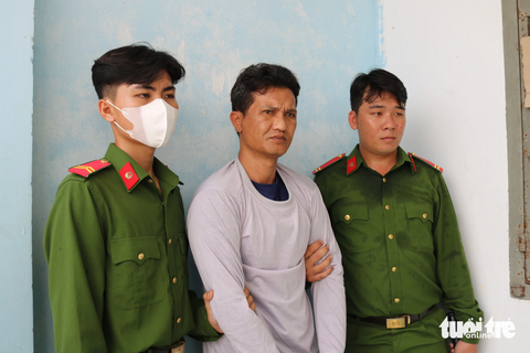Khởi tố 4 học viên cơ sở cai nghiện chống người thi hành công vụ - Ảnh 3. Công an huyện Châu Thành thi hành lệnh bắt đối với Lê Hoàng Phúc - Ảnh: PHẠM HƠN