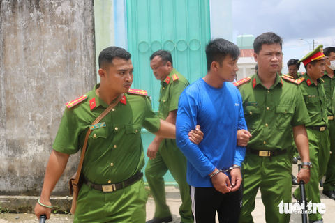 Khởi tố 4 học viên cơ sở cai nghiện chống người thi hành công vụ - Ảnh 4. Công an huyện Châu Thành thi hành lệnh bắt đối với Trương Minh Thiện - Ảnh: PHẠM HƠN