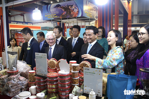 Lãnh đạo, đối tác hai bên thăm quan các sản phẩm thương hiệu Việt Nam tại các gian hàng trong khuôn khổ hội nghị kết nối cung cầu nhân sự kiện “Gặp gỡ Nhật Bản 2023” tại Bình Dương - Ảnh: T.D. Lãnh đạo, đối tác hai bên tham quan các sản phẩm thương hiệu Việt Nam tại các gian hàng trong khuôn khổ hội nghị kết nối cung cầu nhân sự kiện “Gặp gỡ Nhật Bản 2023” tại Bình Dương - Ảnh: T.D.