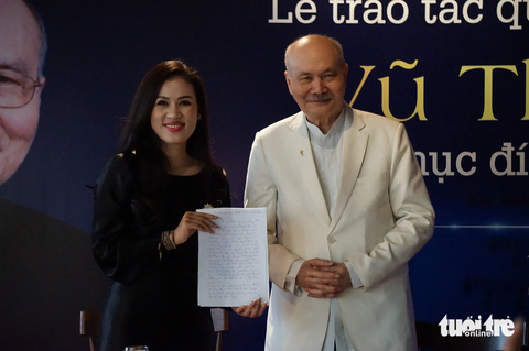 Nhạc sĩ Vũ Thành An trao tặng tác quyền âm nhạc của mình cho công ty mà ca sĩ Ngọc Châm làm đại diện - Ảnh: T.ĐIỂU Nhạc sĩ Vũ Thành An trao tặng tác quyền âm nhạc của mình cho công ty mà ca sĩ Ngọc Châm làm đại diện - Ảnh: T.ĐIỂU
