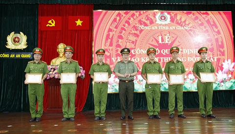 Quyết tâm không bỏ lọt tội phạm vụ tra tấn người Việt ở Campuchia - Ảnh 2. Đại tá Lâm Phước Nguyên - giám đốc Công an tỉnh - trao giấy khen cho các cá nhân có thành tích xuất sắc - Ảnh: TIẾN VĂN