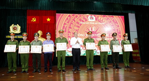 Quyết tâm không bỏ lọt tội phạm vụ tra tấn người Việt ở Campuchia - Ảnh 1. Chủ tịch UBND tỉnh An Giang trao bằng khen cho các tập thể, cá nhân xuất sắc tham gia phá vụ án bắt cóc, tra tấn, tống tiền ở Campuchia - Ảnh: TIẾN VĂN