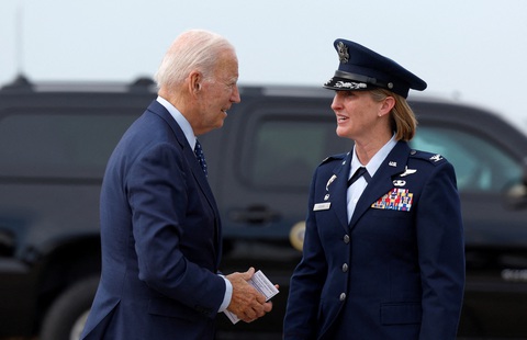 Ông Biden lên đường sang Ấn Độ, Việt nam - Ảnh 1. Tổng thống Mỹ Joe Biden rời căn cứ không quân Andrews ngày 7-9 để đến Ấn Độ dự G20 - Ảnh: REUTERS