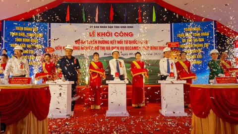 Lãnh đạo tỉnh Bình Định ấn nút khởi công xây dựng đường nối quốc lộ 19 vào khu công nghiệp Becamex VSIP Bình Định - Ảnh: LÂM THIÊN