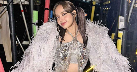 Lisa cosplay làm ‘crazy girl’ diễn solo tại quán rượu ‘người lớn’ - Ảnh 1. Lisa Blackpink có 3 đêm diễn tại quán rượu nổi tiếng nhất nước Pháp