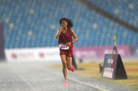 Cô gái chạy trong mưa ở SEA Games 32 được lưu danh vào Tượng đài Cùng Thắng - Ảnh 1. Bou Samnang sẽ được lưu danh vào Tượng đài Cùng Thắng ở Campuchia - Ảnh: phnompenhpost