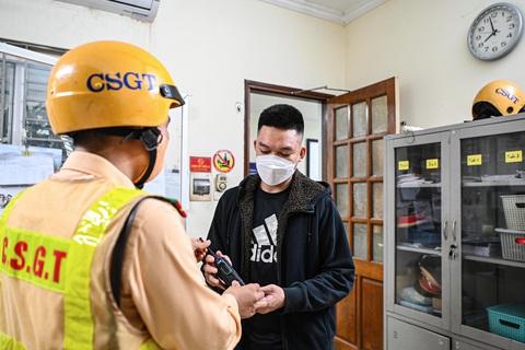 CSGT hóa trang trước khi đi làm nhiệm vụ - Ảnh: HỒNG QUANG Cảnh sát giao thông hóa trang trước khi đi làm nhiệm vụ - Ảnh: HỒNG QUANG