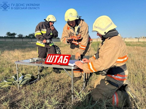 Lính cứu hỏa Ukraine đang làm việc tại Odessa sau các cuộc tấn công bằng drone, ngày 6-9 - Ảnh: REUTERS Lính cứu hỏa Ukraine đang làm việc tại Odessa sau các cuộc tấn công bằng drone ngày 6-9 - Ảnh: REUTERS