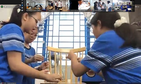 Các thành viên đội Saigonplatypus hào hứng tham gia thử thách khởi động cùng 12 đội chơi khác đến từ các quốc gia châu Á. Ảnh: Đ.H Các thành viên đội Saigonplatypus hào hứng tham gia thử thách khởi động cùng 12 đội chơi khác đến từ các quốc gia châu Á - Ảnh: Đ.H.