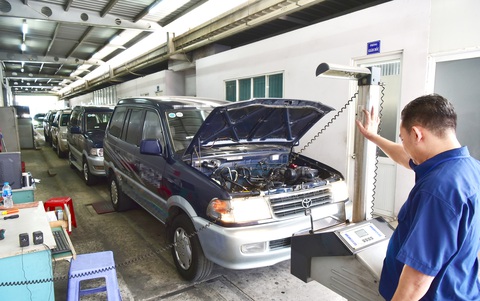 Nhân viên Trung tâm đăng kiểm 50-05V (quận Tân Bình, TP.HCM) kiểm tra thông số an toàn kỹ thuật của xe vào đăng kiểm - Ảnh: T.T.D. Nhân viên Trung tâm đăng kiểm 50-05V (quận Tân Bình, TP.HCM) kiểm tra thông số an toàn kỹ thuật của xe vào đăng kiểm - Ảnh: T.T.D.