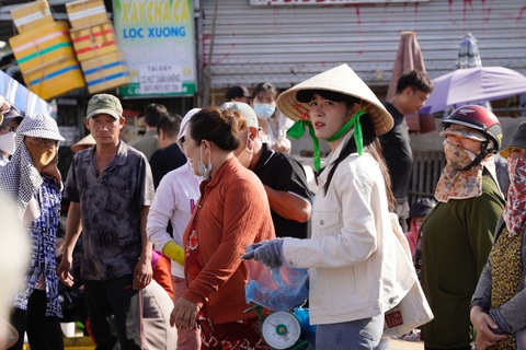 Diệp Bảo Ngọc tiết lộ 'vết sẹo' sau khi mưu sinh cùng Huy Khánh - Ảnh 3. "Ngọc nữ màn ảnh" bất ngờ thành cô gái bán cá cực nhanh nhẹn ở Ninh Thuận