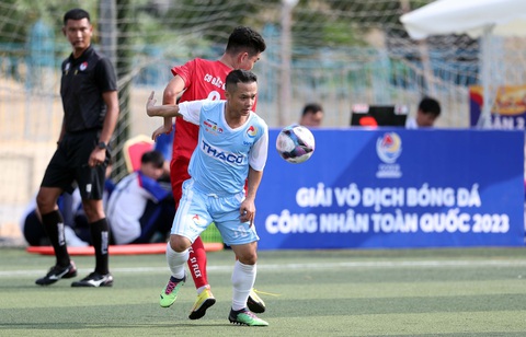 Cầu thủ gần 40 tuổi lập hat-trick đầu tiên tại Giải vô địch bóng đá công nhân toàn quốc 2023 - Ảnh 5. Công Đoàn Hải Phòng 3 (áo xanh) để thua ngược trước Công Đoàn Bắc Ninh - Ảnh: NGUYÊN KHÔI