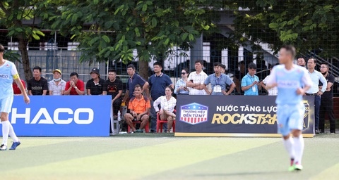 Cầu thủ gần 40 tuổi lập hat-trick đầu tiên tại Giải vô địch bóng đá công nhân toàn quốc 2023 - Ảnh 1. Rất đông CĐV đến xem Giải vô địch bóng đá công nhân toàn quốc 2023 vào sáng 8-9 - Ảnh: NGUYÊN KHÔI