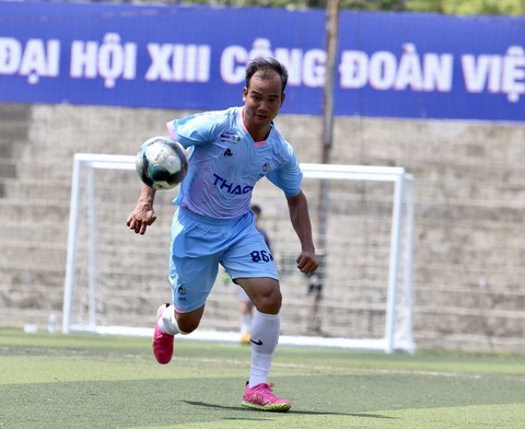 Cầu thủ gần 40 tuổi lập hat-trick đầu tiên tại Giải vô địch bóng đá công nhân toàn quốc 2023 - Ảnh 2. Phùng Văn Cường vẫn duy trì được sự dẻo dai ở độ tuổi 36 - Ảnh: ĐỨC KHUÊ